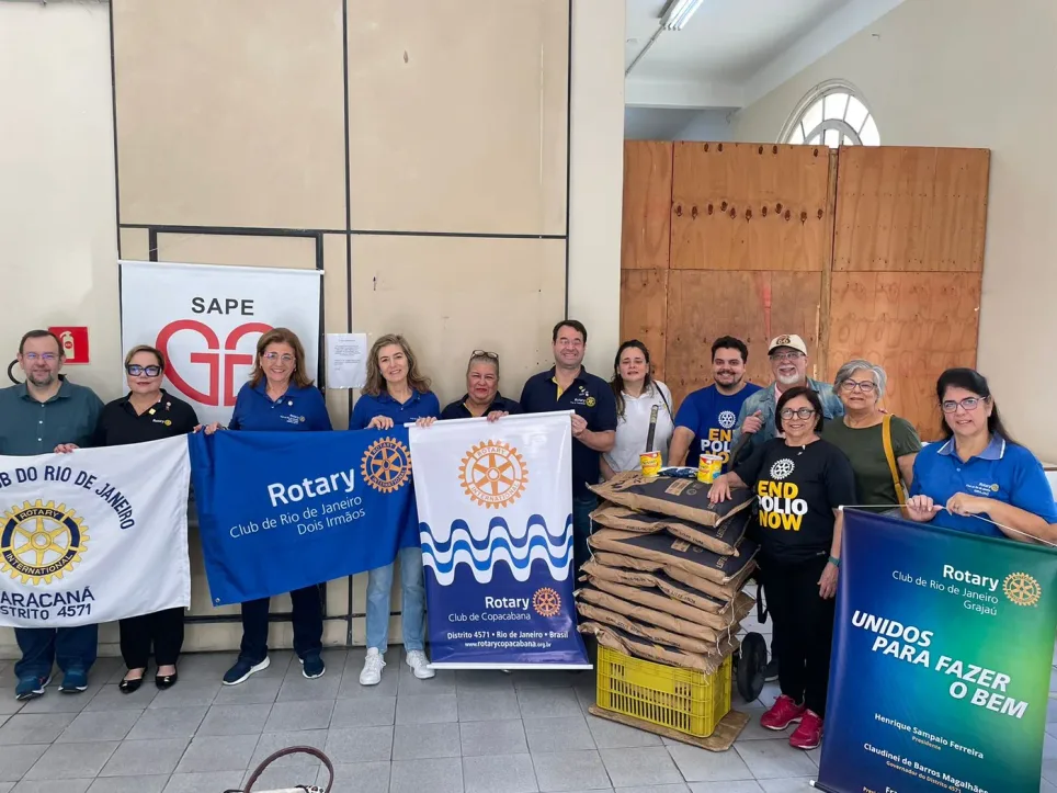 Companheiros do Rotary Rio Comprido e de clubes do Distrito 4571 reunidos em uma ação conjunta de doação de alimentos, com camisetas da campanha End Polio Now