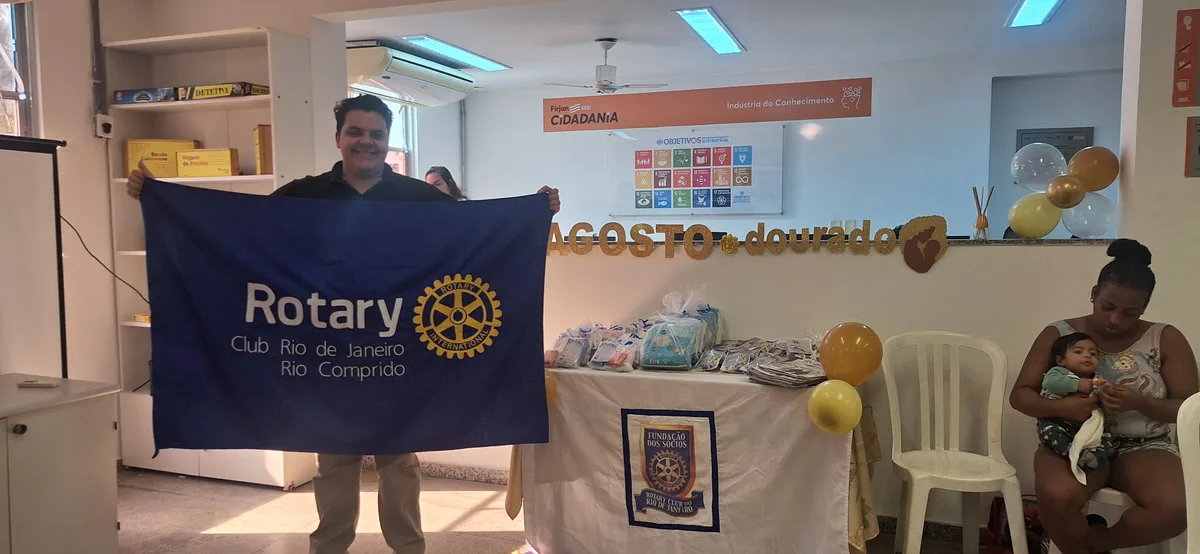 Bandeira do Rotary Rio Comprido e a mesa de kits no Agosto Dourado 2025