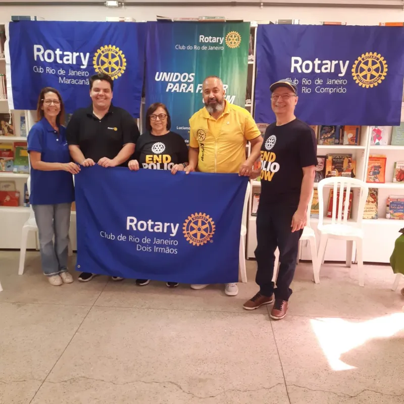 Rotarianos de vários clubes com as bandeiras do Rotary no Agosto Dourado 2025