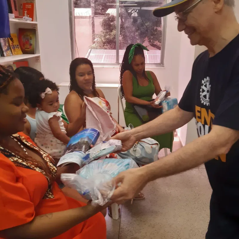 Entrega de kits de higiene a mães com seus bebês