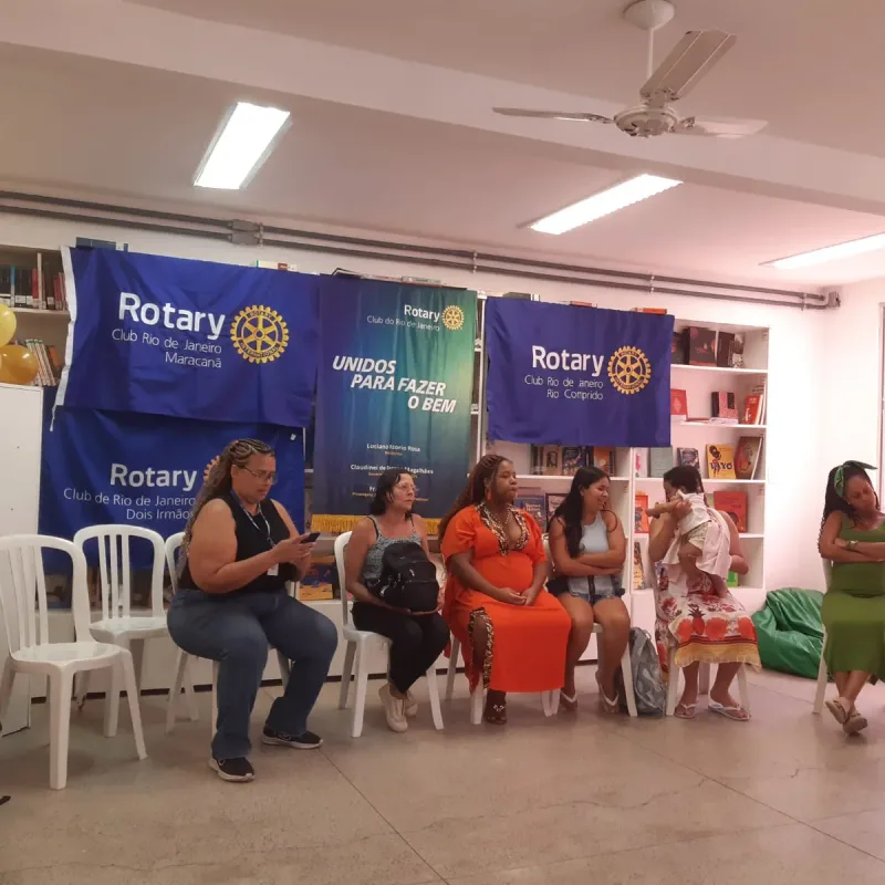 Mães e gestantes na roda de conversa sobre amamentação