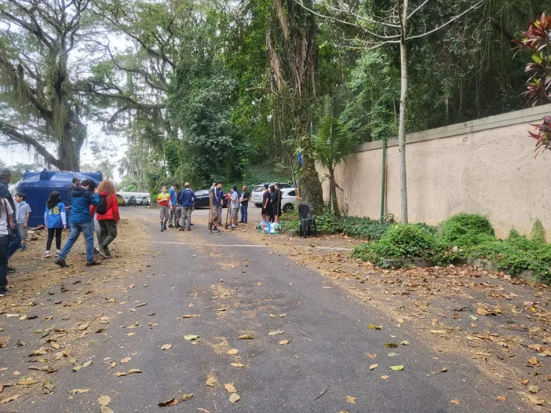 Alunos e escoteiros a caminho da trilha de mata do Colégio São José