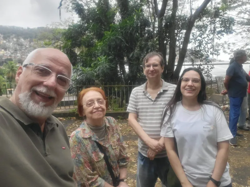 Rotarianos na trilha do plantio de mudas, no Colégio São José