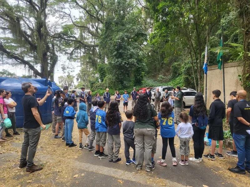 Alunos e escoteiros reunidos antes do plantio