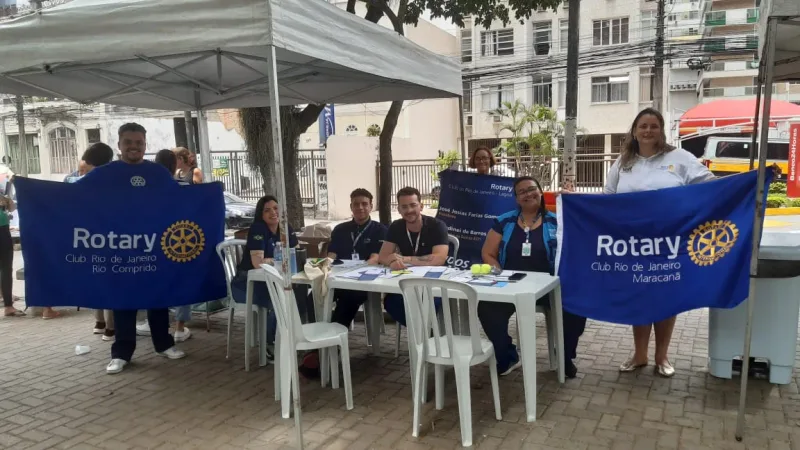 Bandeiras do Rotary na tenda montada para a vacinação
