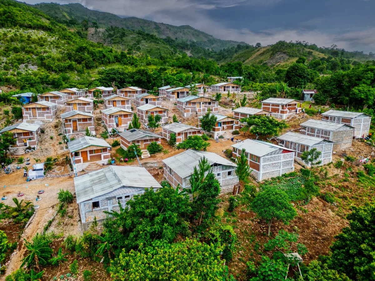 Vista aérea das casas do Village Marie, em Duchity, no Haiti